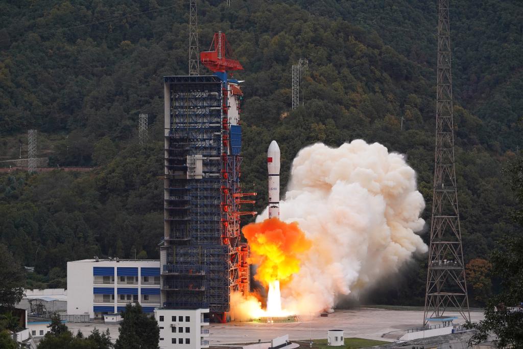摩域平台：长二丁火箭携手远征三号上面级发射成功